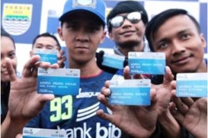 Bobotoh persib memperlihatkan kartu member persib.